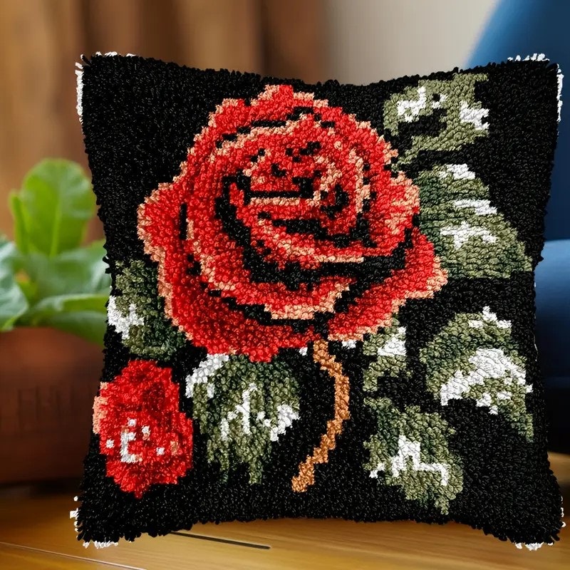 Knytepute rød rose på sort bunn ferdig montert bunn med bakstykke 43x43 cm