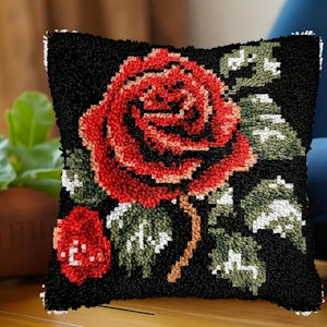 Knytepute rød rose på sort bunn ferdig montert bunn med bakstykke 43x43 cm