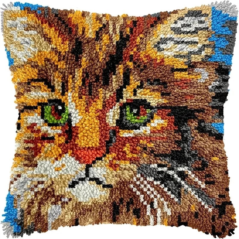 Knytepute katt på blå bunn ferdig montert bunn med bakstykke 43x43 cm