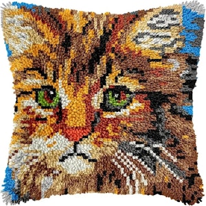 Knytepute katt på blå bunn ferdig montert bunn med bakstykke 43x43 cm