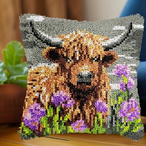 Knytepute High land cow med lilla blomster ferdig montert bunn med bakstykke 43x43 cm