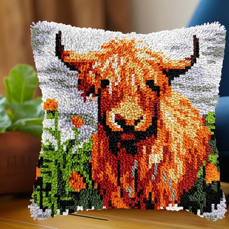 Knytepute High land cow med oransje blomster ferdig montert bunn med bakstykke 43x43 cm