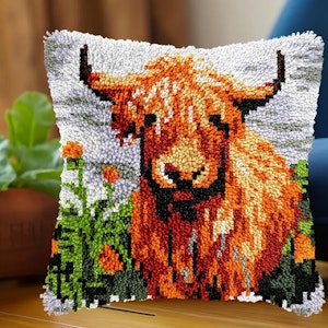 Knytepute High land cow med oransje blomster ferdig montert bunn med bakstykke 43x43 cm