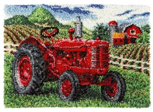 Stort knyteteppe rød traktor ferdig montert bunn med bakstykke 109x79 cm