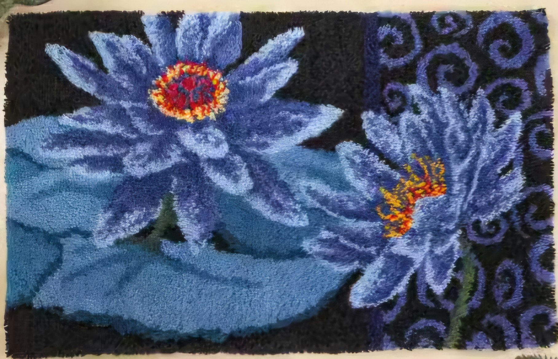 Stort knyteteppe blå vannliljer ferdig montert bunn med bakstykke 86x56 cm