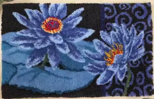 Stort knyteteppe blå vannliljer ferdig montert bunn med bakstykke 86x56 cm