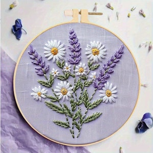 Broderi kit blomster på lilla bunn 20x20 med broderi-ring