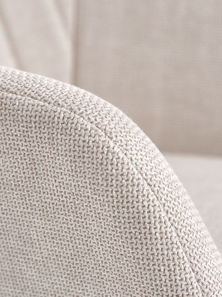 Fåtölj UDSBJERG – Elegant Beige Tyg med Ekben för Komfort och Stil!