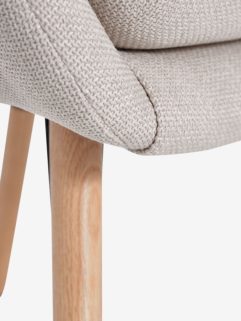 Fåtölj UDSBJERG – Elegant Beige Tyg med Ekben för Komfort och Stil!