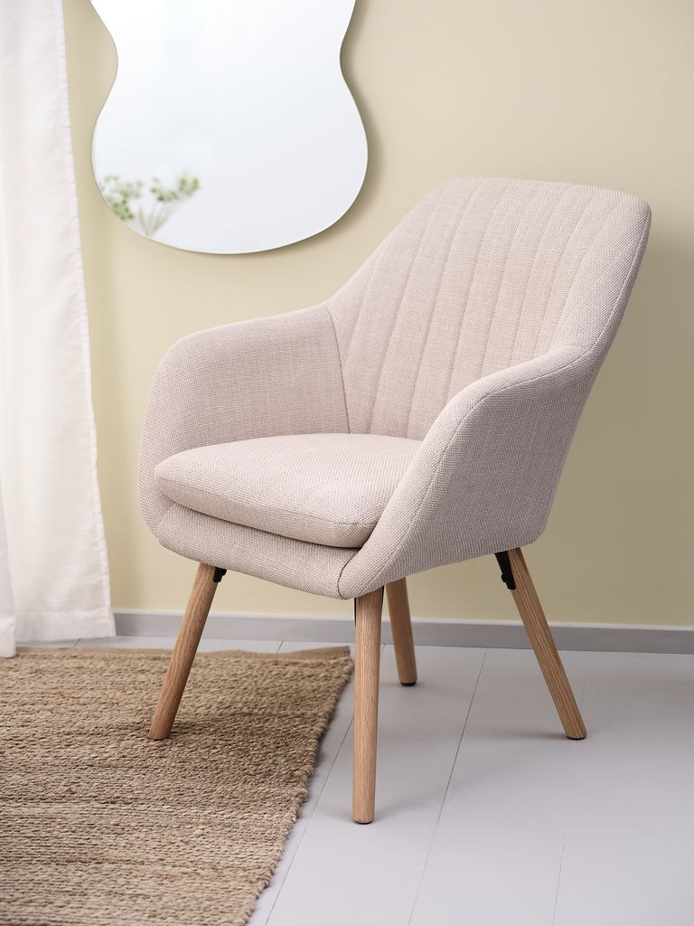 Fåtölj UDSBJERG – Elegant Beige Tyg med Ekben för Komfort och Stil!
