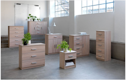Byrå TAPDRUP – 3 Lådor i Elegant Ekfinish för Naturlig och Stilren Förvaring