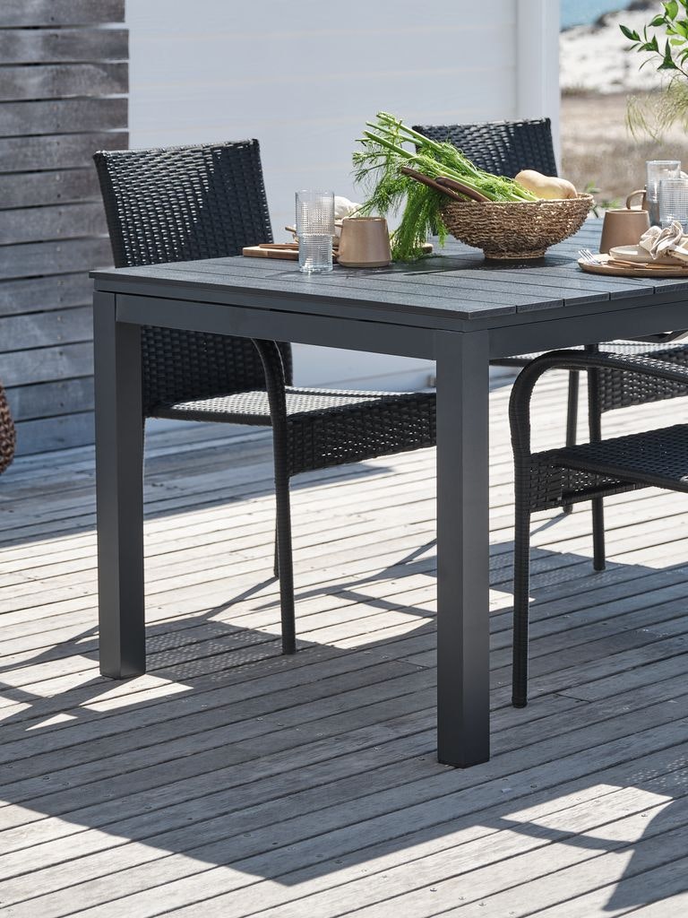 VATTRUP Trädgårdsbord 95×206/321 cm – Förlängningsbart svart konstträ & pulverlackerad aluminium