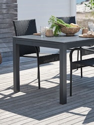 VATTRUP Trädgårdsbord 95×206/321 cm – Förlängningsbart svart konstträ & pulverlackerad aluminium