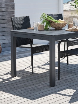 VATTRUP Trädgårdsbord 95×206/321 cm – Förlängningsbart svart konstträ & pulverlackerad aluminium