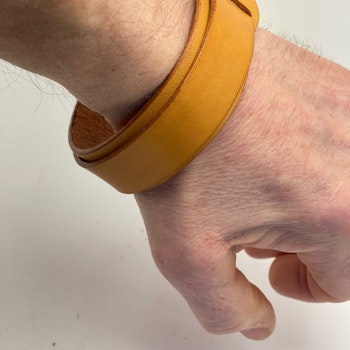 Double leather bracelet with brass knob