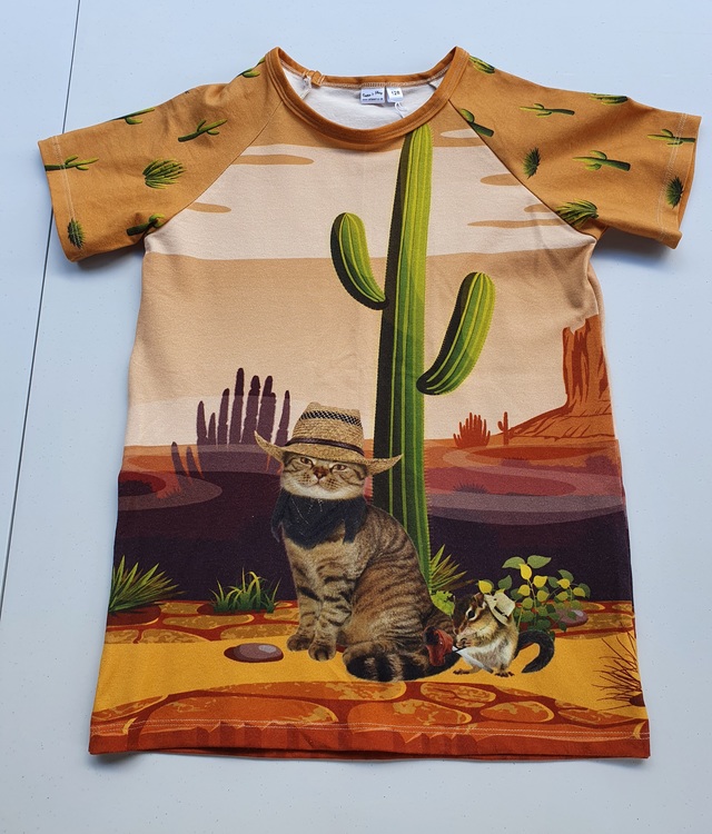 Bilden föreställer en T-shirt med prärier katt i ekologisk jersey/trikå.