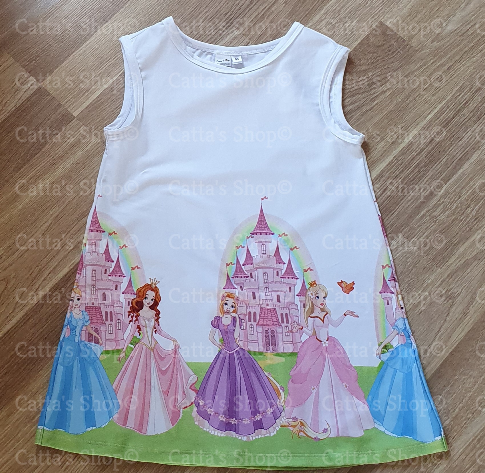 Bilden föreställer en klänning med prinsessor i ekologisk jersey/trikå.