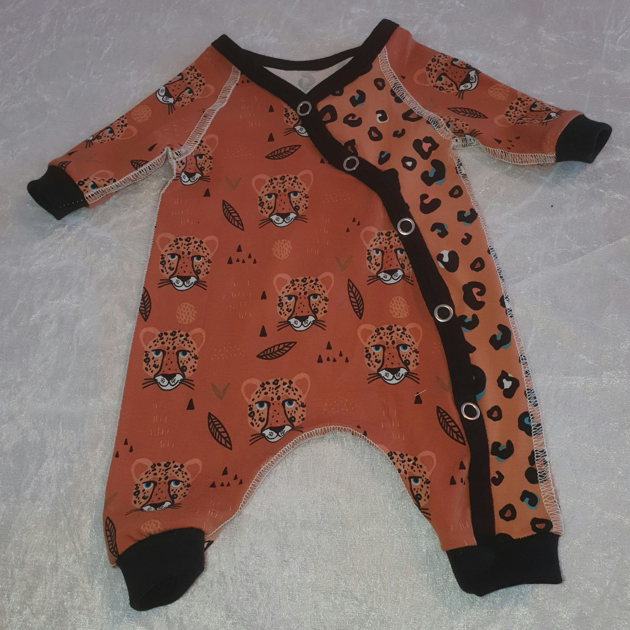 Overall prematura 44 cl med Leopard mönster