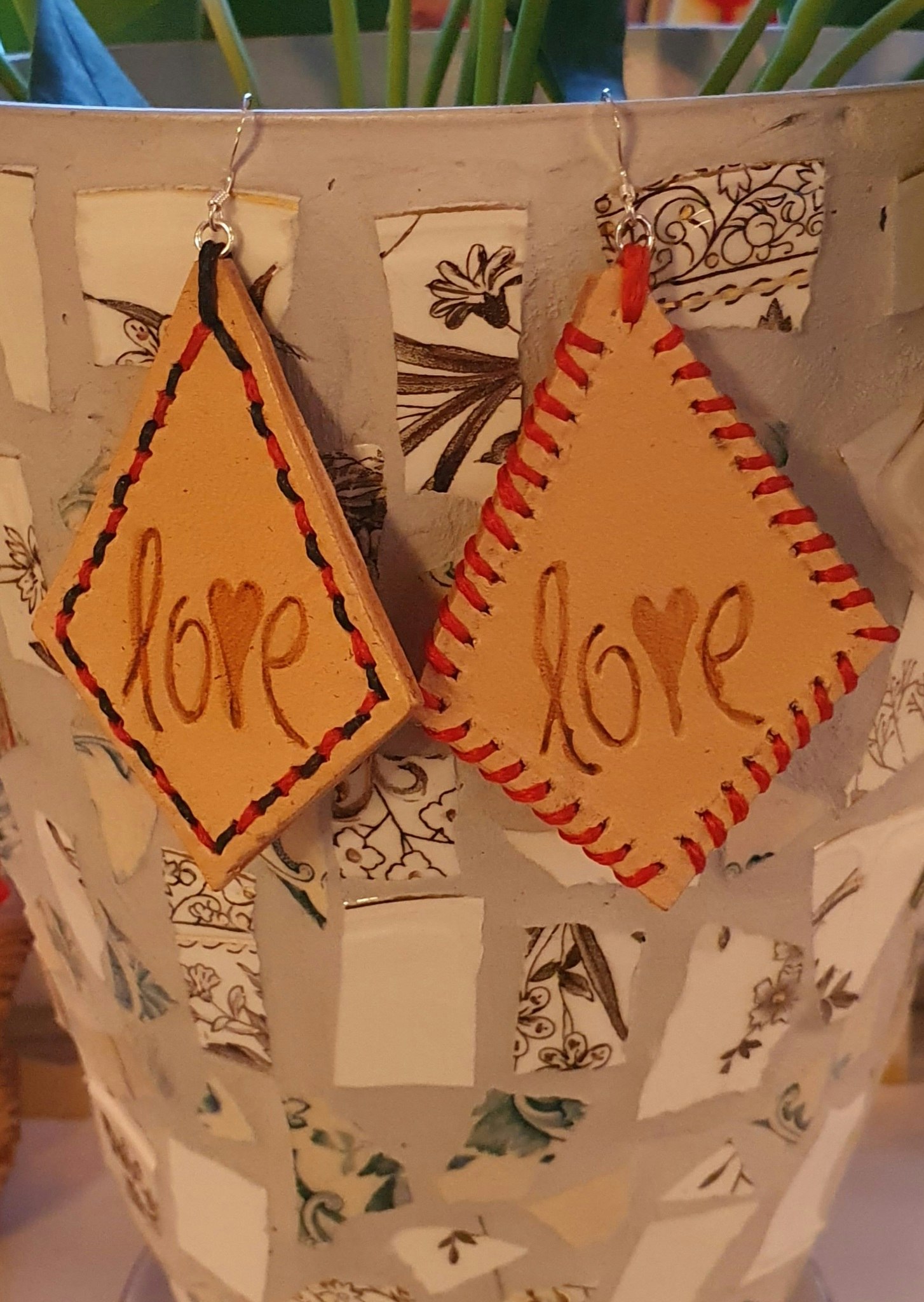 Örhänge, love