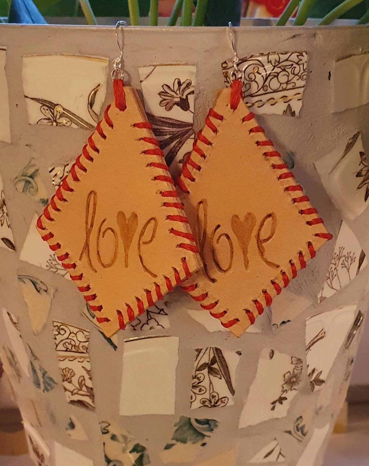 Örhänge, love