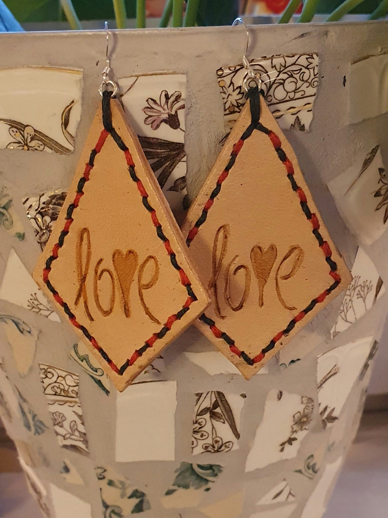 Örhänge, love