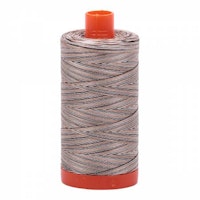 Aurifil - 4667/50 lys beige/brun flerfarge