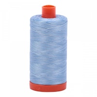 Aurifil - 3770/50 Stone Washed Denim - Flerfarget