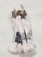 Farge 8001- Cosmo Seasons Variegated Embroidery Withe/pale pink