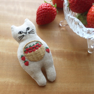 Broderi kit- Katt hvit med jordbær str 8 cm