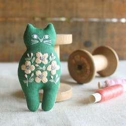 Broderi kit- Katt grønn  med rosa blomster str 8 cm