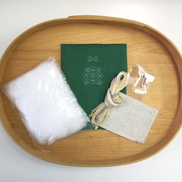 Broderi kit- Katt grønn  med rosa blomster str 8 cm