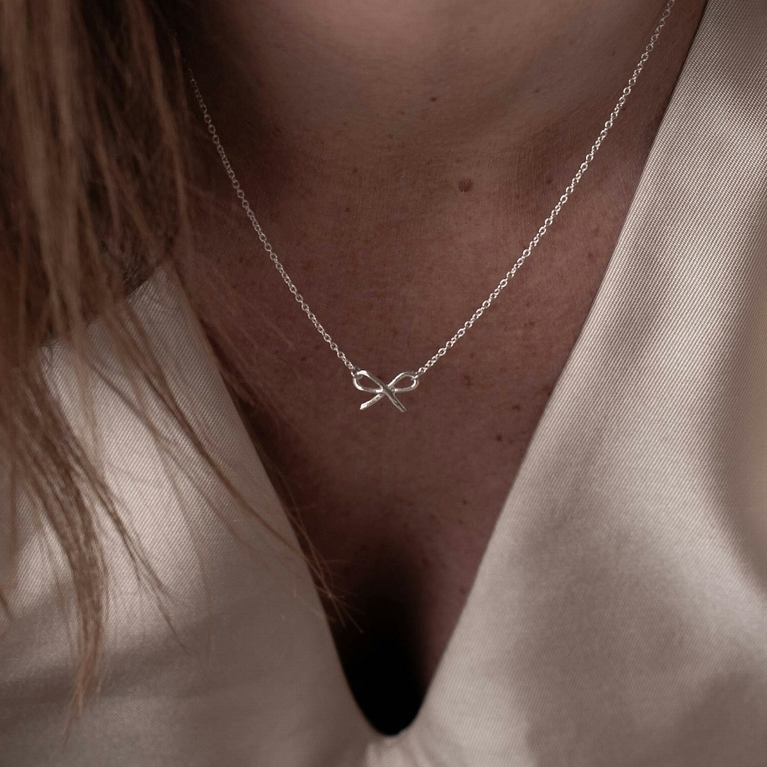 SILVERHALSBAND LITEN ROSETT