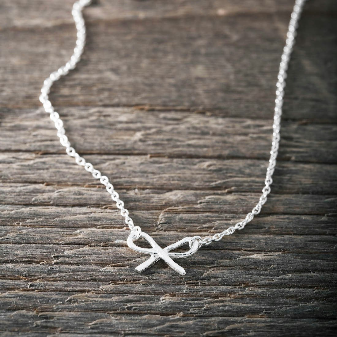 SILVERHALSBAND LITEN ROSETT