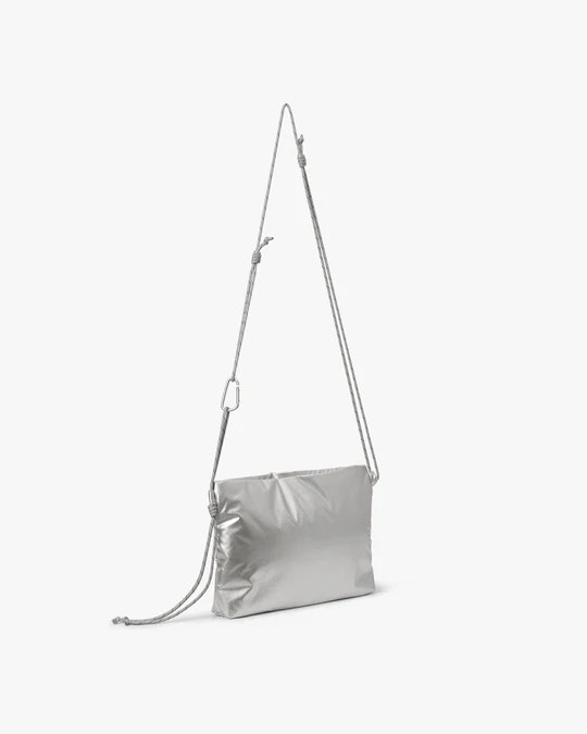 MEDIUM SILVER CROSSBODY MESSENGER VÄSKA