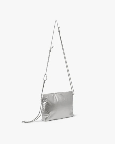 MEDIUM SILVER CROSSBODY MESSENGER VÄSKA