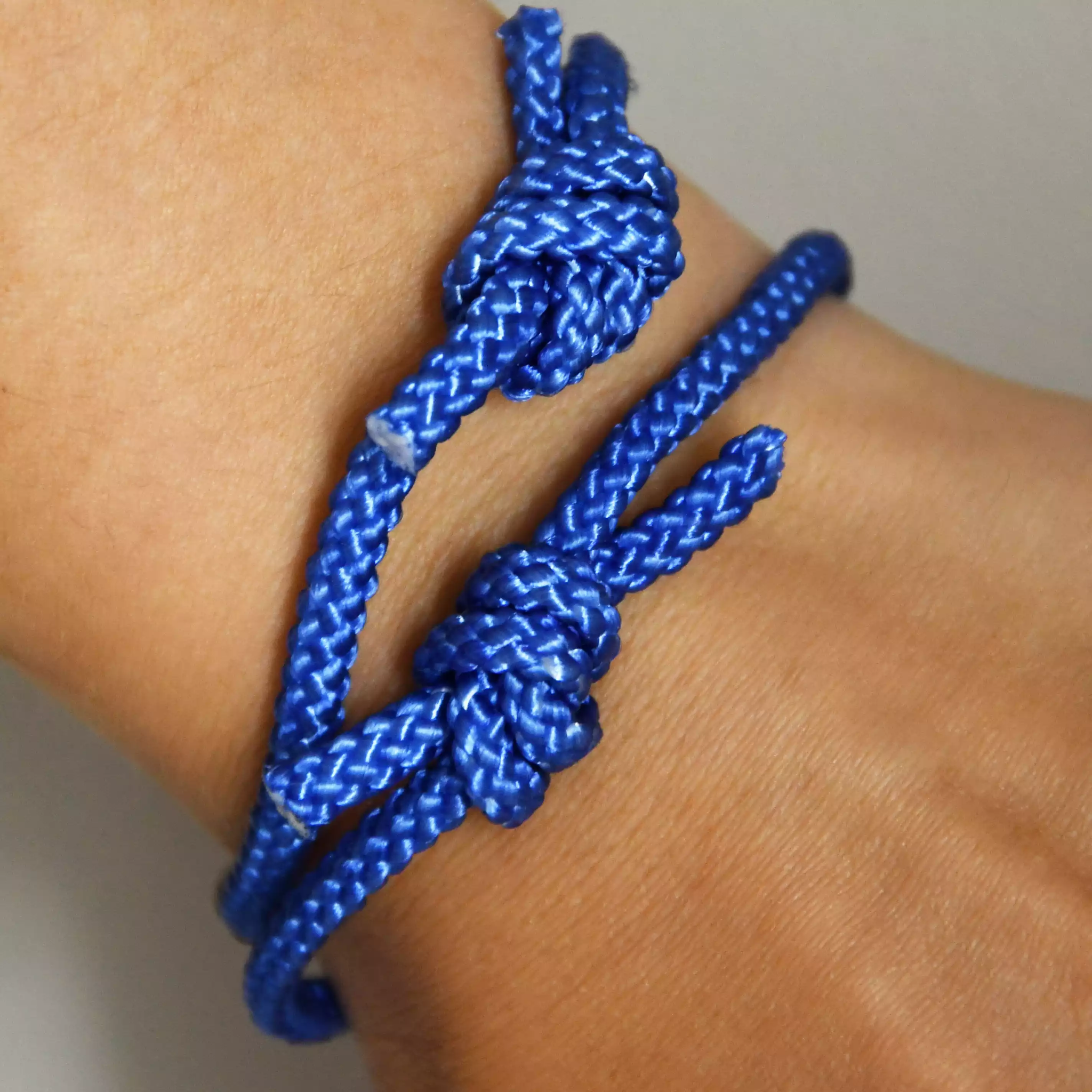 Blå Knuten-armband (medium/large) - Barndiabetesfondens webbshop