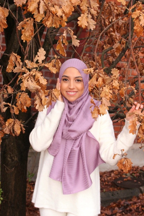 mjuk hijab i bomull. Hijab i lila färg. Hijab i rosa färg. Hijab i pistage färg