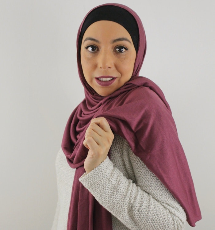 En glamourös variant av Jersey där båda sidorna kommer till användning. Med denna 1in1 hijab kan du välja mellan den glansiga eller matta sidan upp.