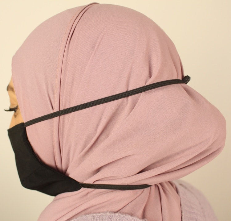 Glöm munskydd som gör dina öron ömma och som samlar fukt på insidan och ger hudutslag. Anpassat munskydd för dig som bär hijab.