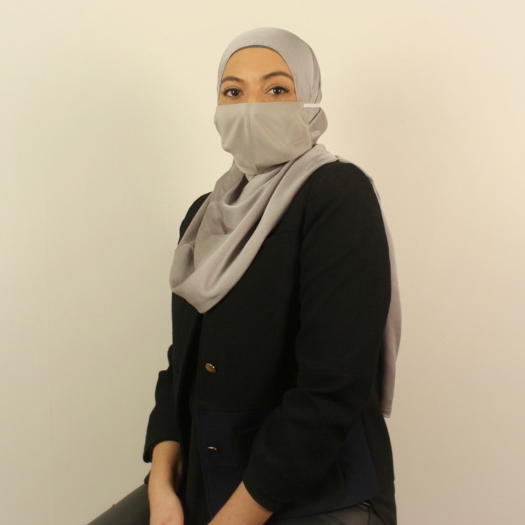 anpassat sjalvänligt munskydd för dig som bär hijab. Utformat i allergivänligt material av 100% silke.