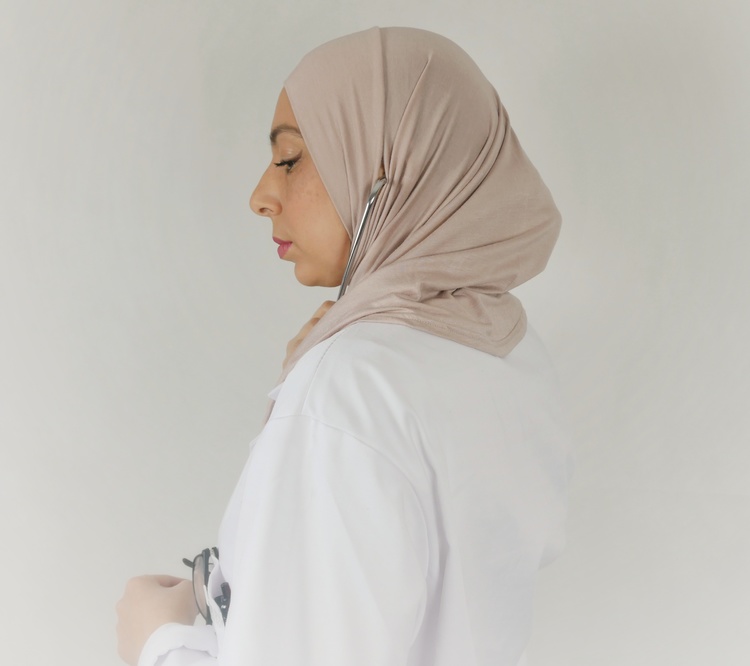 Denna sport hijab  har dold öppning vid örat för att du smidigt ska kunna bära hörlurar eller annan utrustning utan problem. Denna sport hijab lämpar sig för anställda inom vården