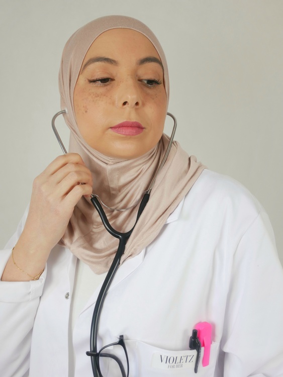 Unikt anpassad Sport hijab. Utformad för karriären, gymmet och vardagen. Denna sport hijab är i Jersey material i 100% bomull. Denna Jersey hijab är i färgen nude/blush som är en rosa nyans