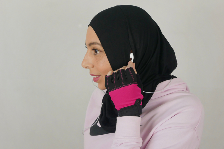 Svart sport hijab med gömd öppning vid örat för att du ska kunna ha hörlurar/earpods på ett smidigt och bekvämt sätt