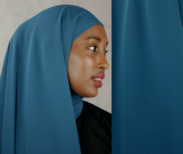 Hijab i Crepe chiffong med insydd undersjal i Jersey. Färg: Ocean som är en turkos nyans
