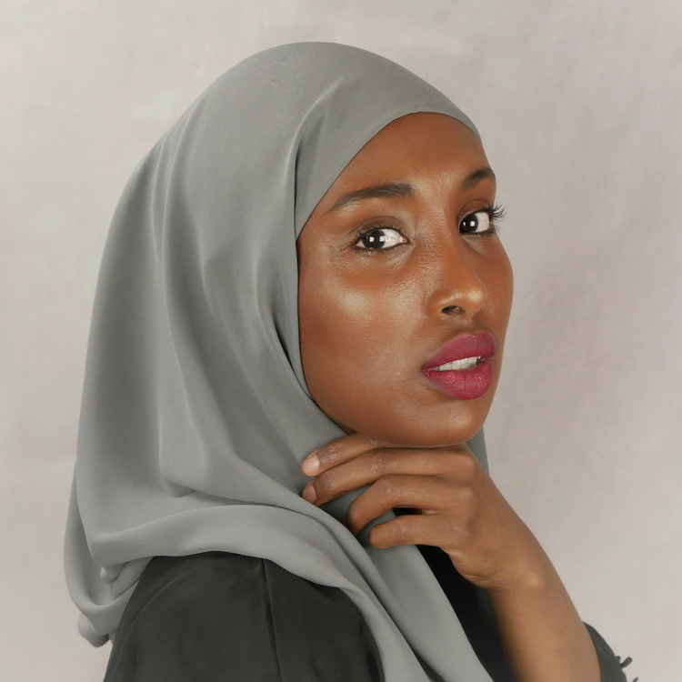 Hijab i Crepe chiffong med insydd undersjal i Jersey. Färg: grey/grå