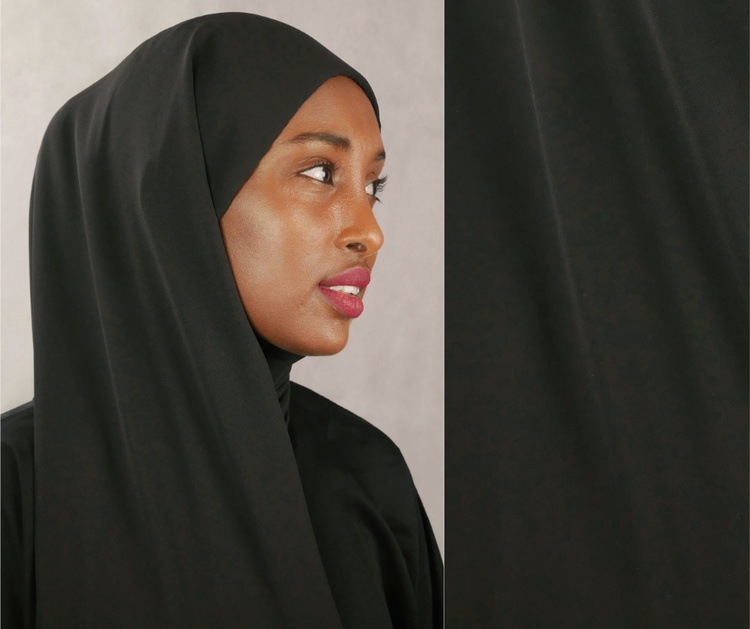 Hijab i Crepe chiffong med insydd undersjal i Jersey. Färg: svart
