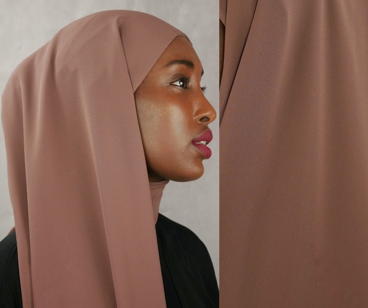 Chiffong hijab med insydd undersjal i Jersey tyg. Hijab chiffong i nude färg