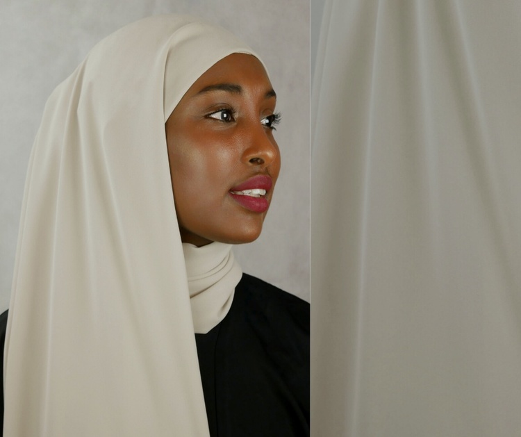 Hijab i Crepe chiffong med insydd undersjal i Jersey. Färg: Off-white åt det gråa hållet