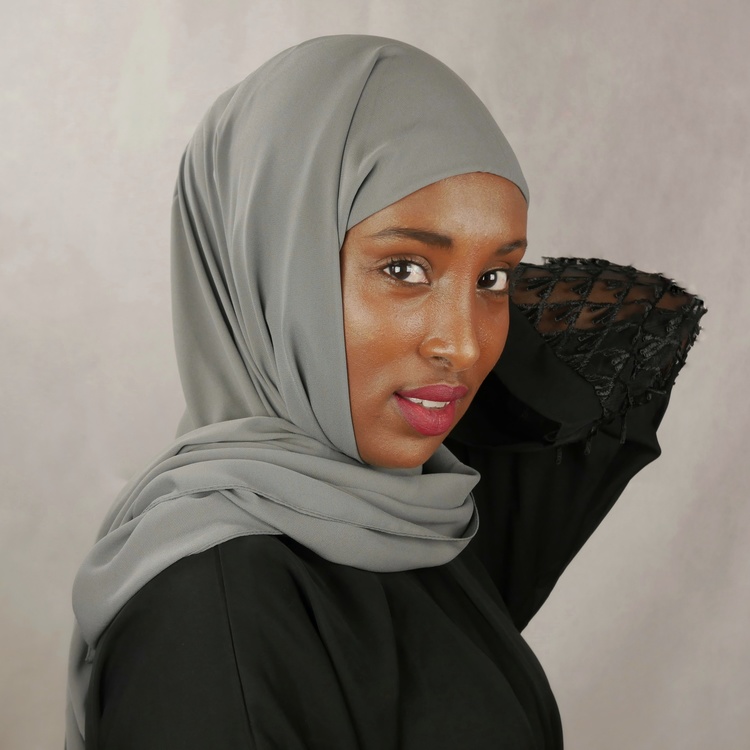 Chiffong hijab med insydd undersjal i Jersey tyg. Hijab chiffong i grå färg