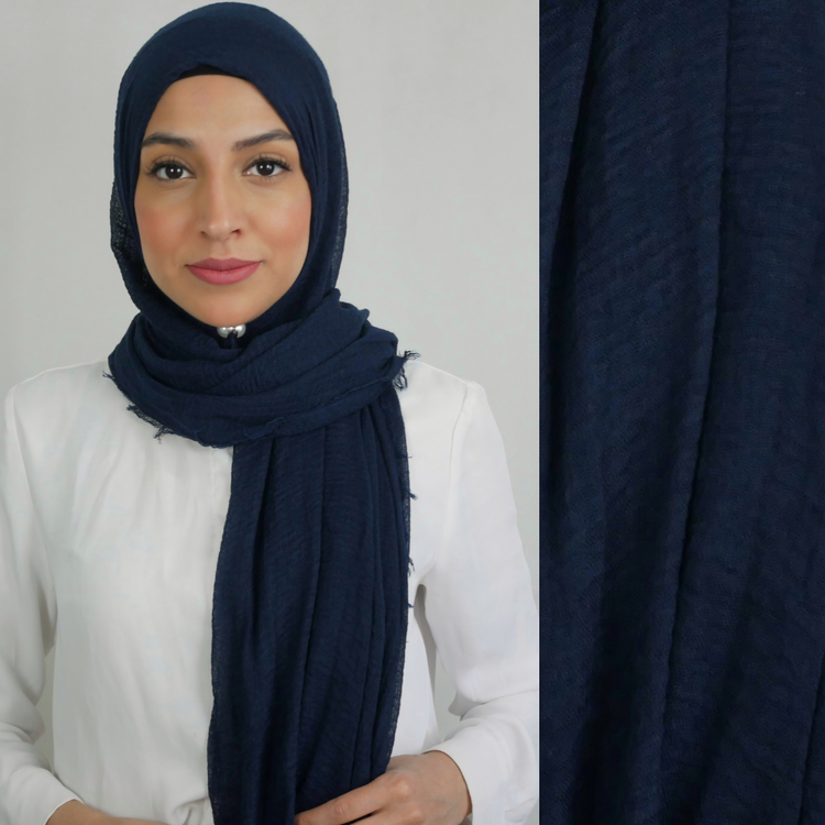 Hijab av bomull med kortare fransar längst sidorna. Hijab i färgen mörkblå (marin)